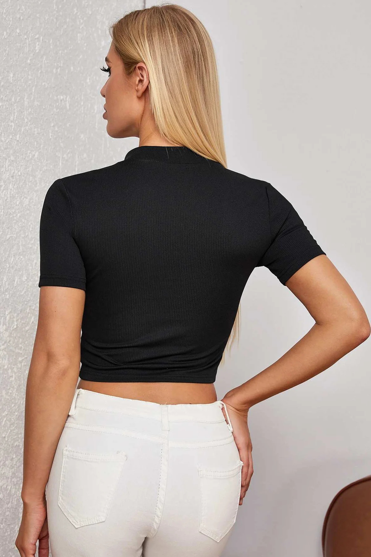Kadın Siyah Yarım Fermuarlı ve Kısa Kollu Crop Top Bluz görsel 2