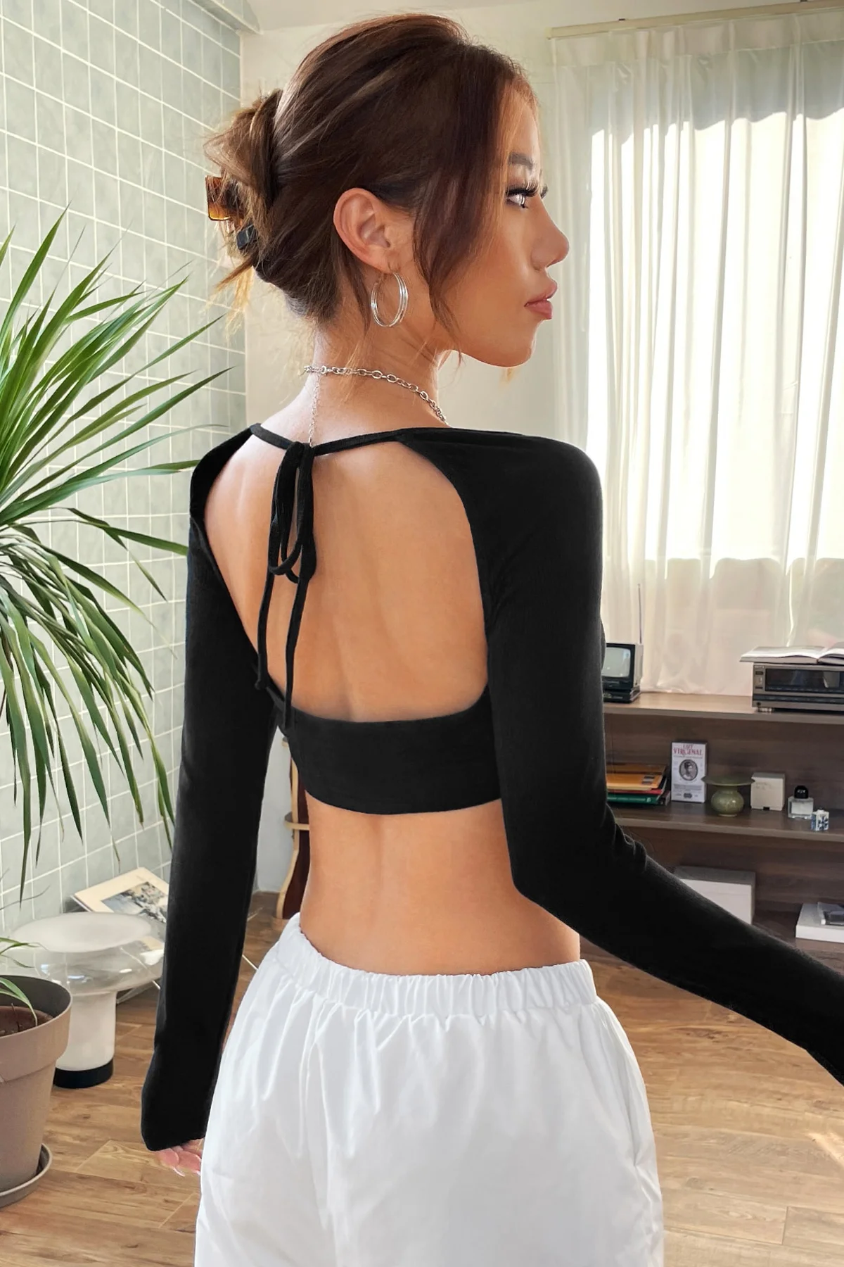Kadın Siyah Uzun Kol Göğüs ve Sırt Dekolteli Crop Top Bluz görsel 2