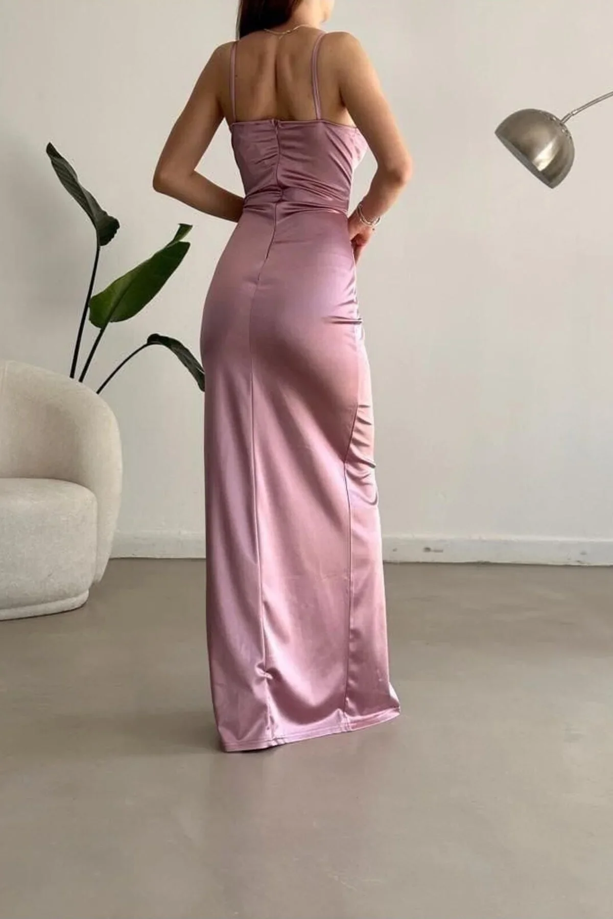 Kadın Saten Kumaş V Yaka Yırtmaçlı Askılı Abiye Elbise görsel 3