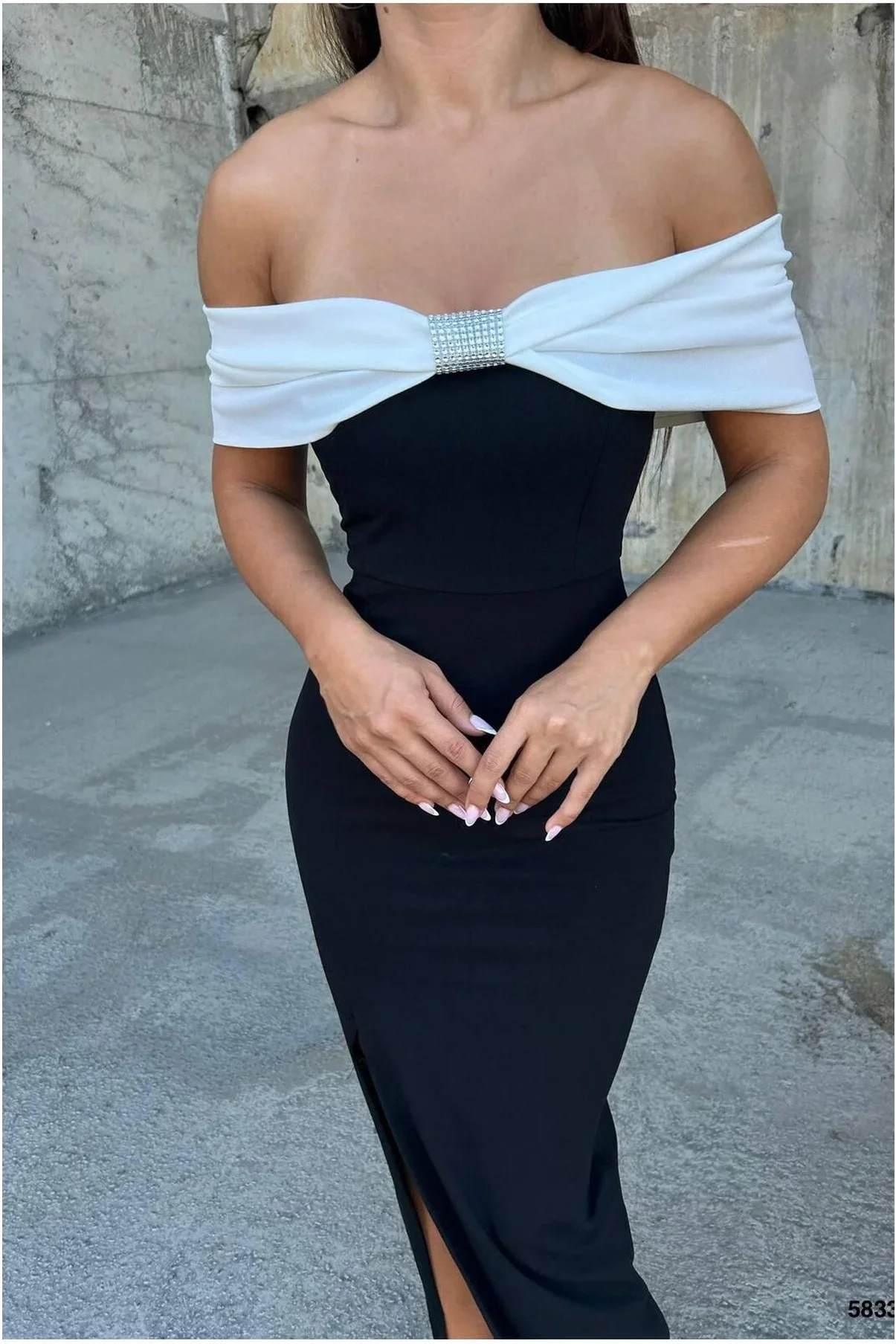 Kadın Minimal Tasarım Esnek Krep Kumaş Straplez Taş Detaylı Abiye Elbise görsel 3