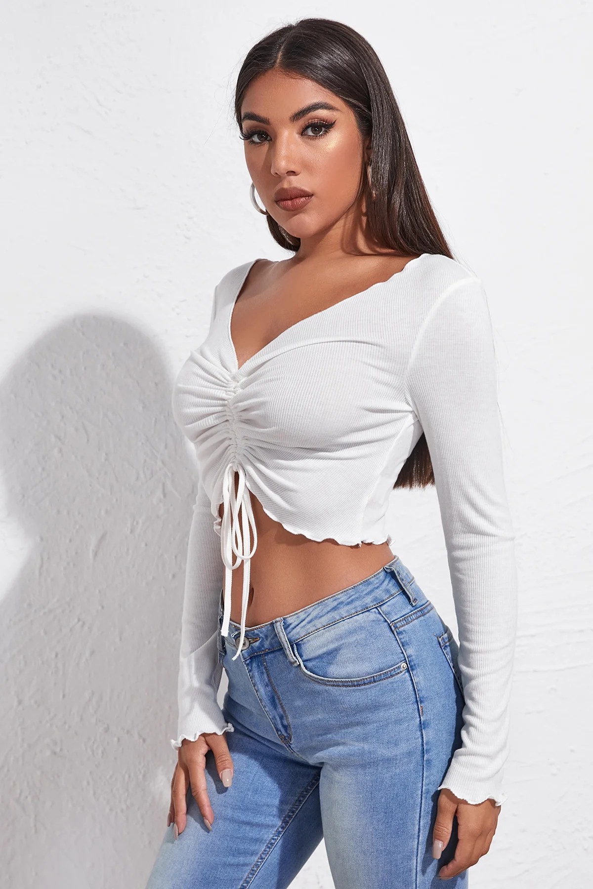 Kadın Beyaz Uzun Kollu Büzdürme Bağcık Detaylı Crop Top Bluz görsel 4