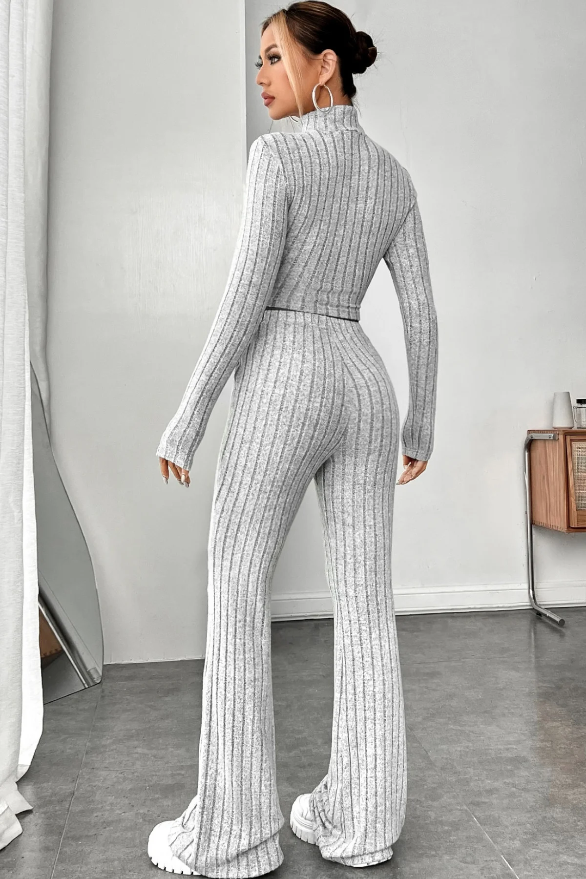 Kadın Gri Çizgili Boğazlı Crop Top ve Yüksek Bel Pantolon Takım görsel 2