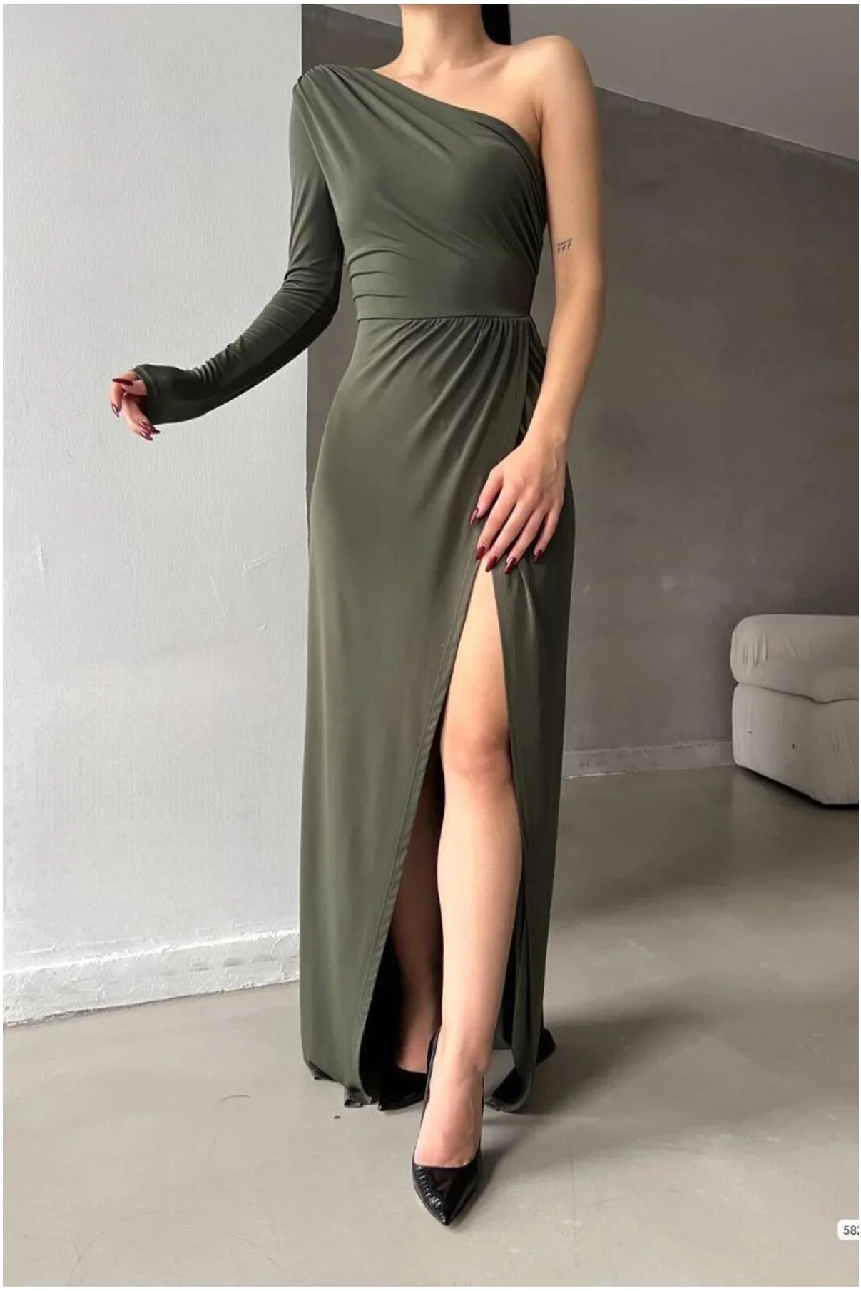 Kadın Modern Stil Saten Kumaş Tek Omuz Dekolteli Maxi Abiye Elbise görsel 2