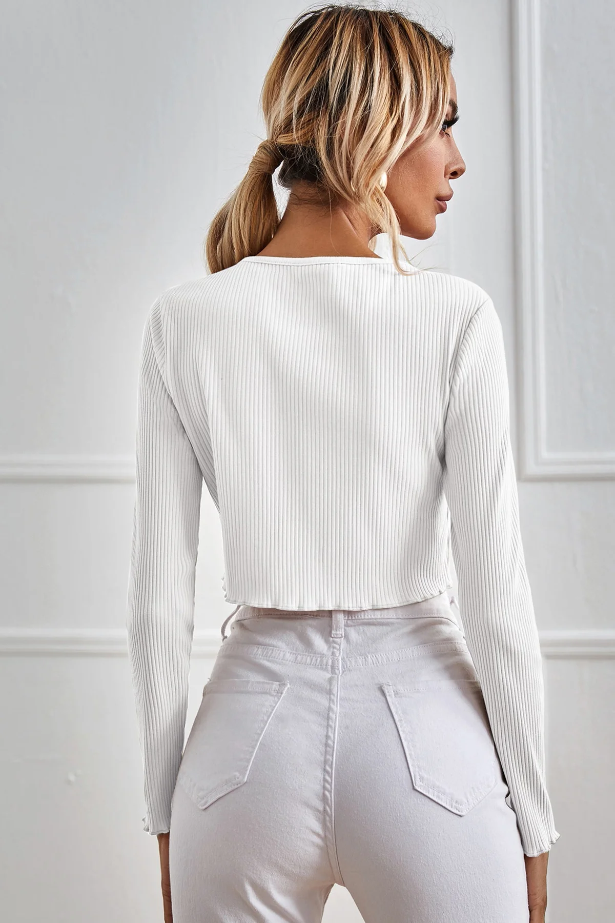 Kadın Beyaz Uzun Kollu Önden Bağlama Detaylı Crop Top Bluz görsel 2