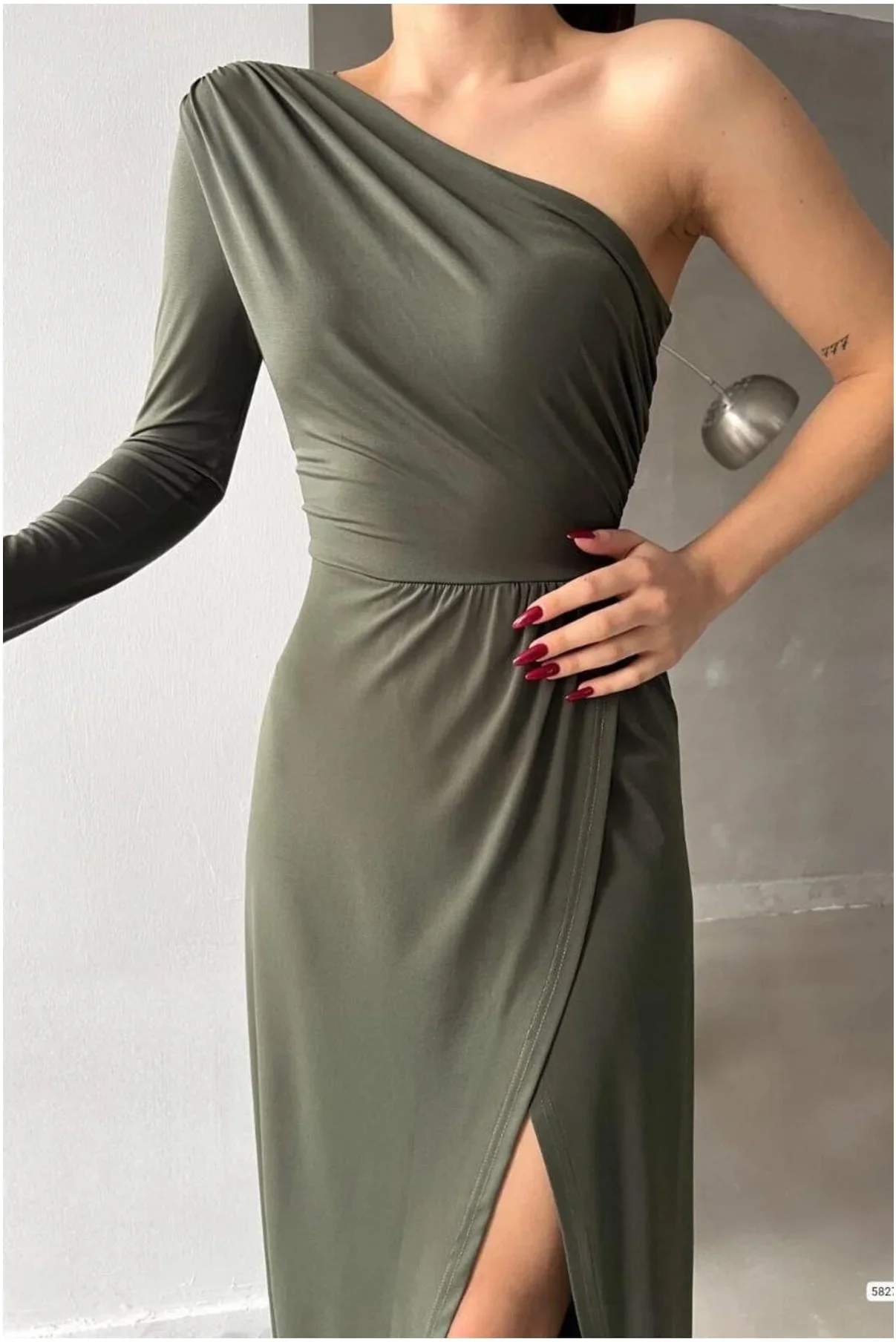 Kadın Modern Stil Saten Kumaş Tek Omuz Dekolteli Maxi Abiye Elbise görsel 3