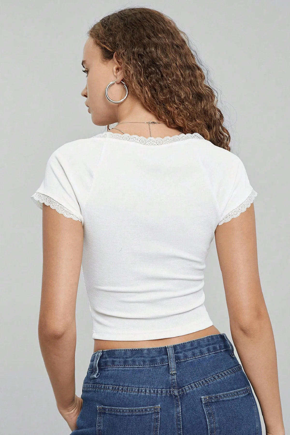 Kadın Beyaz Göğsü ve Kolları Dantelli Fiyonklu Kısa Kol Crop Top Bluz görsel 2