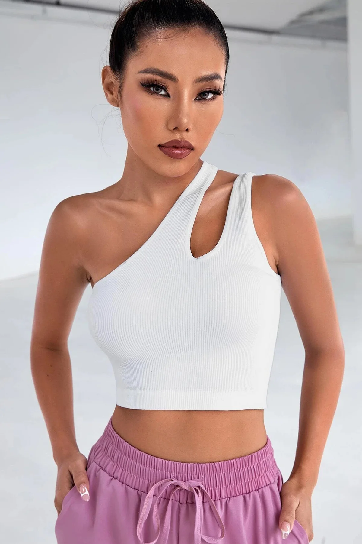 Kadın Beyaz Tek Omuz Cut Out Detaylı Crop Top Bluz görsel 3