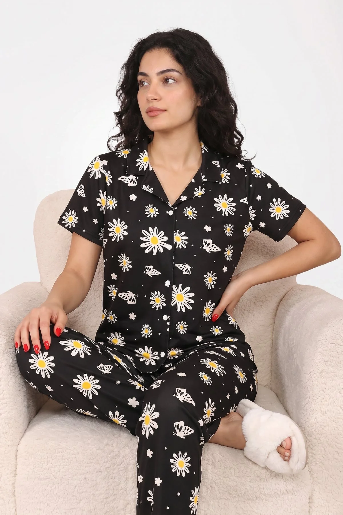 Siyah Papatya ve Kelebek Desenli Kısa Kollu Gömlek Yaka Milan Kumaş Kadın Pijama Takımı görsel 2