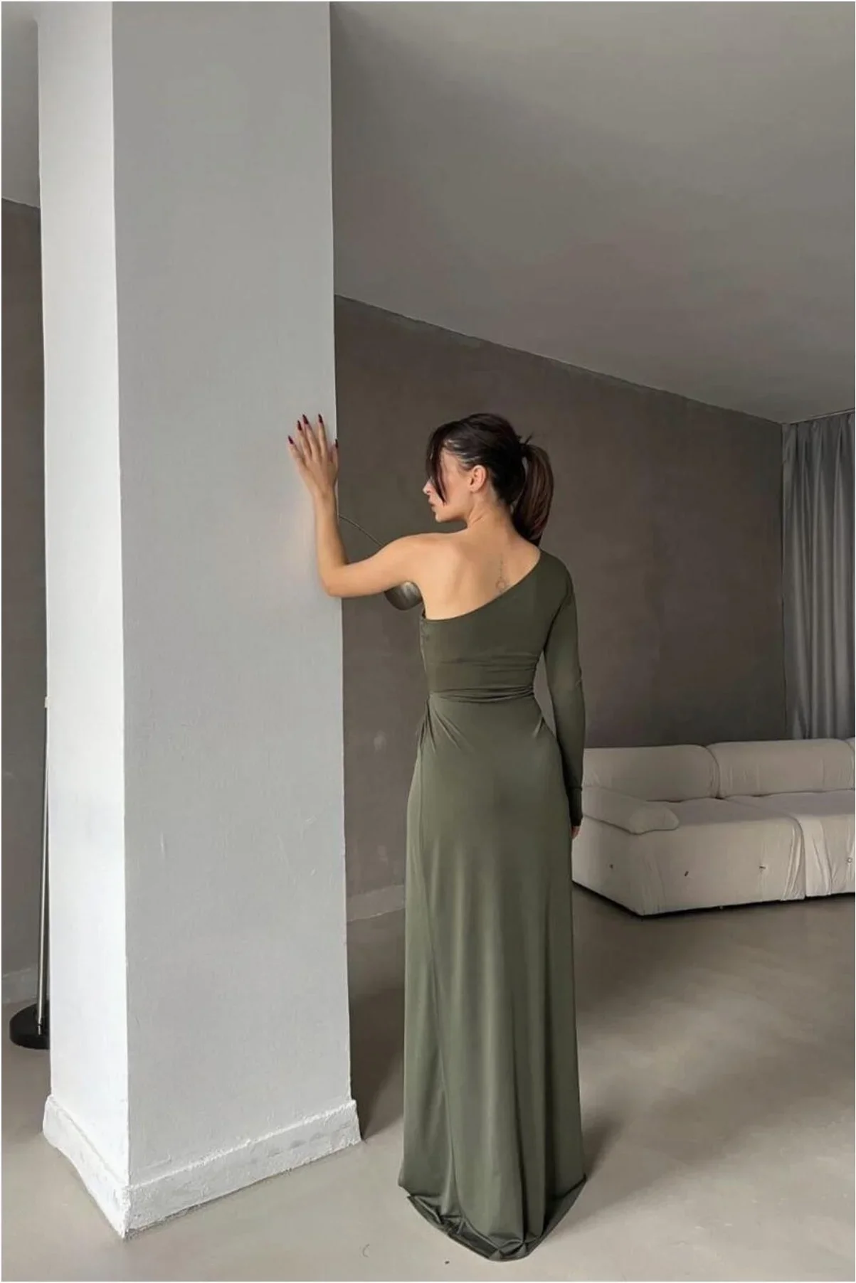 Kadın Modern Stil Saten Kumaş Tek Omuz Dekolteli Maxi Abiye Elbise görsel 4