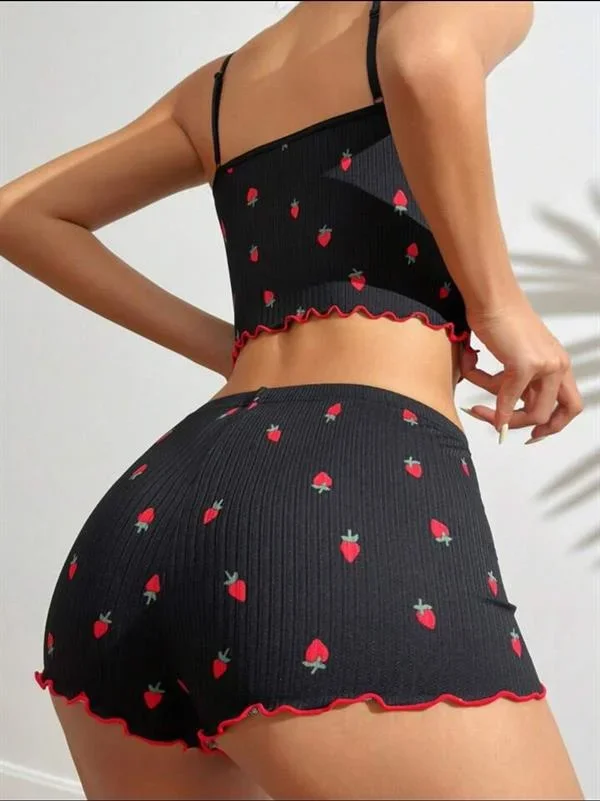 Siyah Üstüne Kırmızı Çilek Desenli Askılı Şortlu Pijama Takımı görsel 4