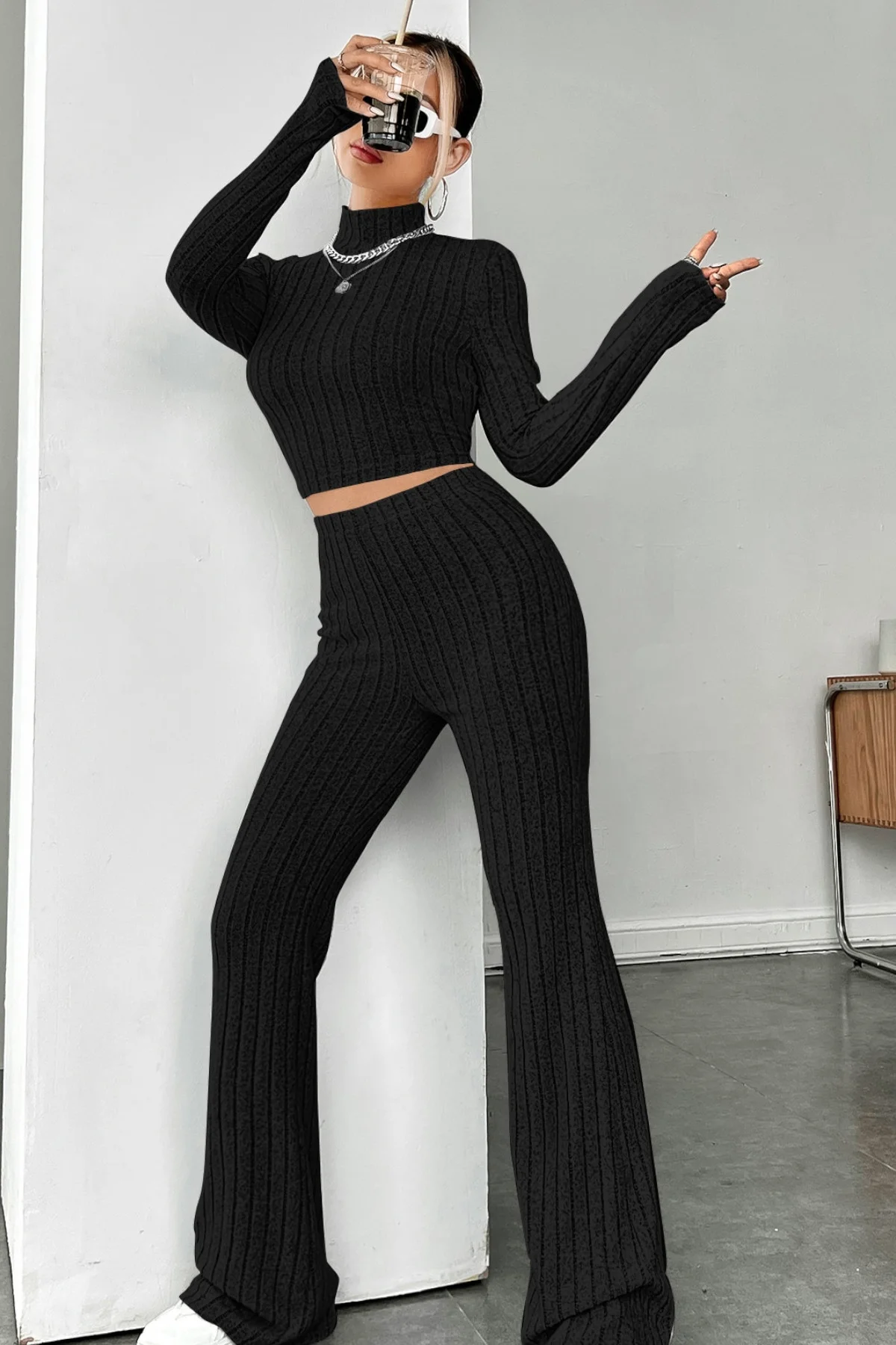 Kadın Siyah Boğazlı Crop Top ve Yüksek Bel Eşofman Takımı Spor Şık Kombin görsel 4