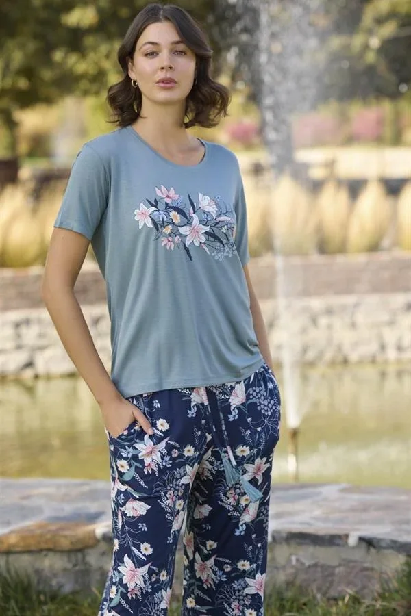 Çiçek ve Yaprak Desenli ve Baskılı Pijama Takımı görsel 4