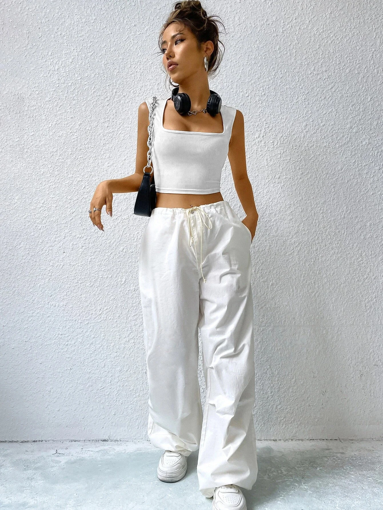 Kadın Beyaz Kare Yaka Kalınlaşan Omuz Detaylı Crop Top Bluz görsel 7