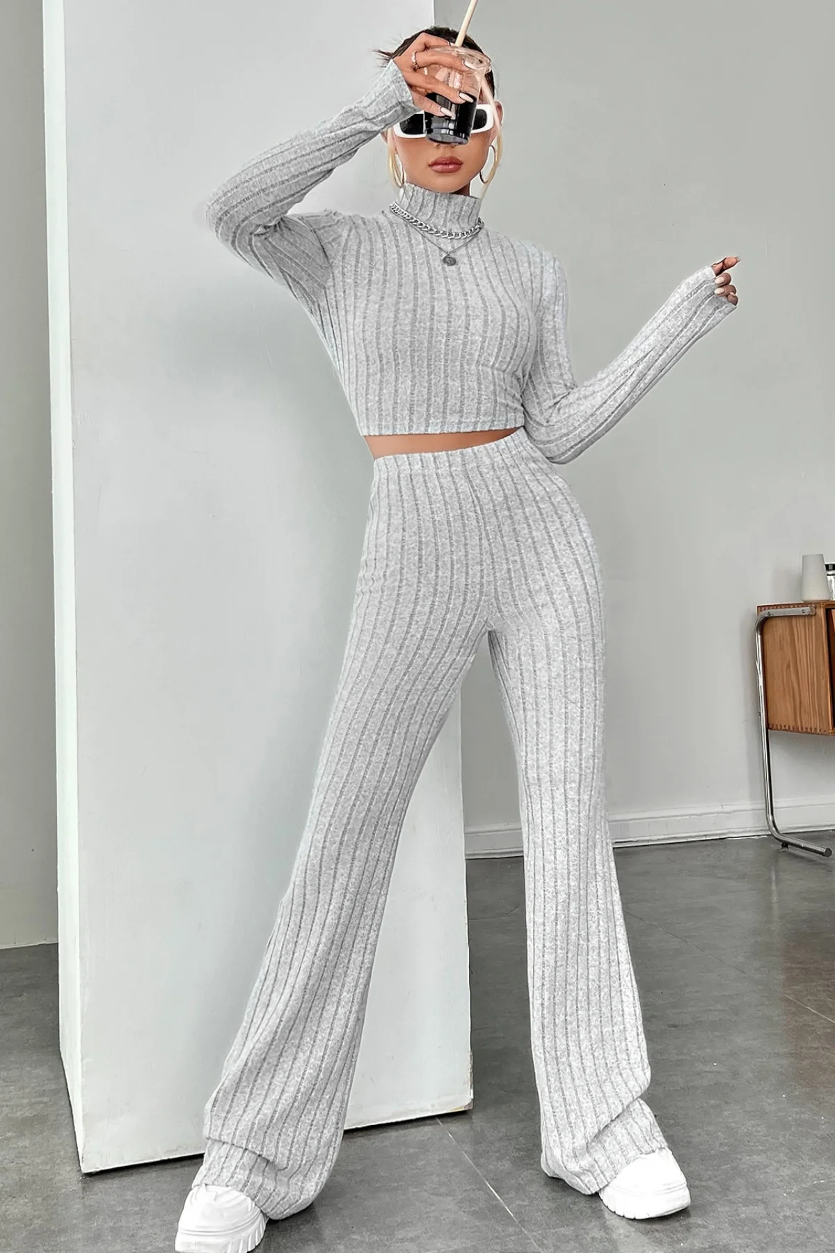 Kadın Gri Çizgili Boğazlı Crop Top ve Yüksek Bel Pantolon Takım görsel 6