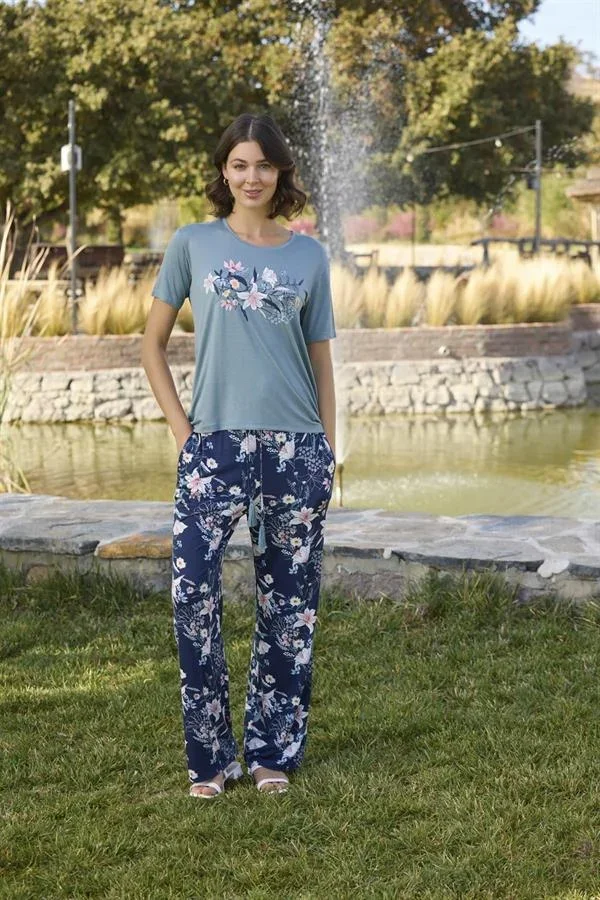 Çiçek ve Yaprak Desenli ve Baskılı Pijama Takımı