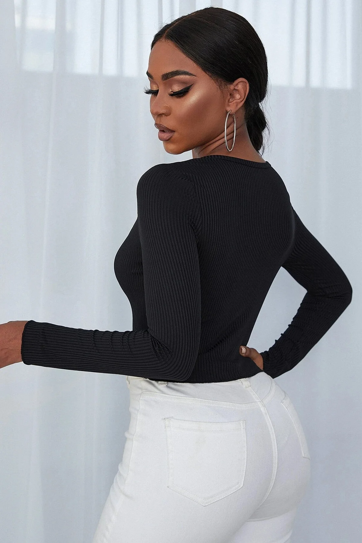 Kadın Siyah Uzun Kollu Düğmeli Göğüs ve Göbek Dekolteli Crop Top Bluz görsel 2