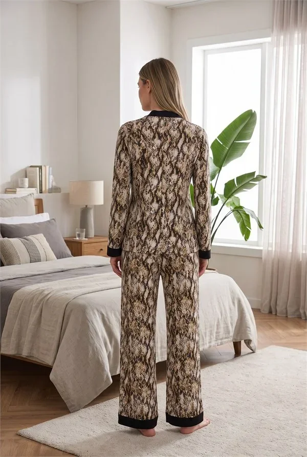 Şık Tasarım Viskon Yılan Desenli Önden Düğmeli Uzun Kollu Kadın Pijama Takımı görsel 3