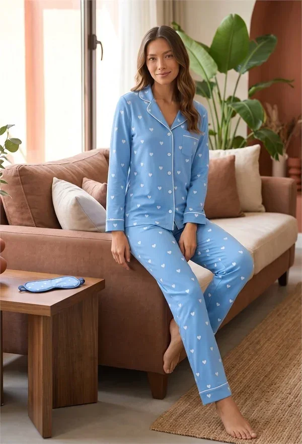 Pamuklu Yumuşak Dokulu Mavi Üstüne Beyaz Kalp Desenli Biyeli Düğmeli Pijama Takımı (Uyku Gözlüğü Hediye) görsel 2