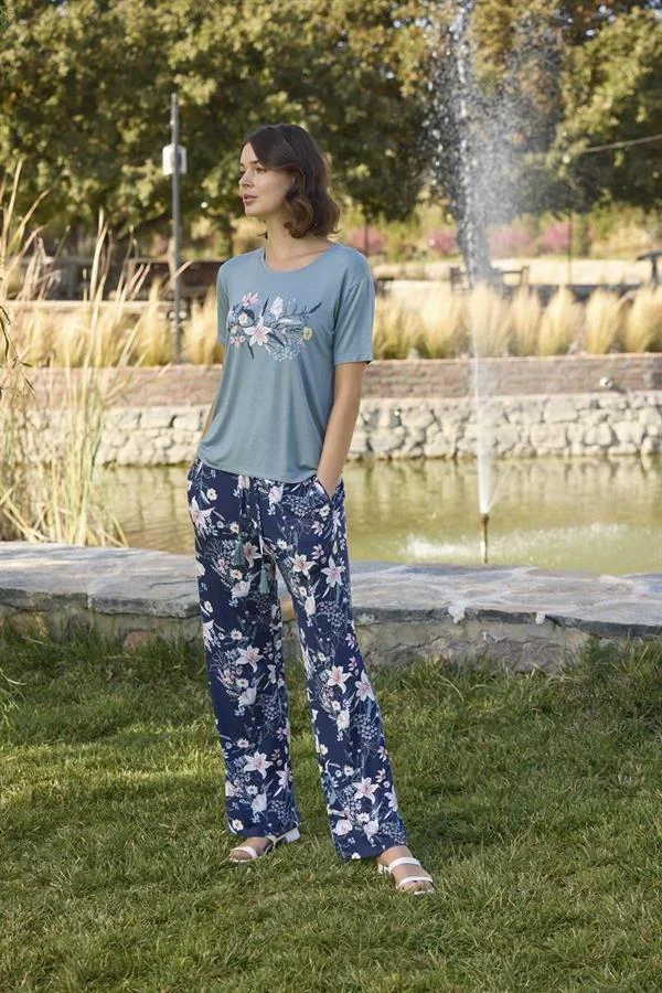 Çiçek ve Yaprak Desenli ve Baskılı Pijama Takımı görsel 2