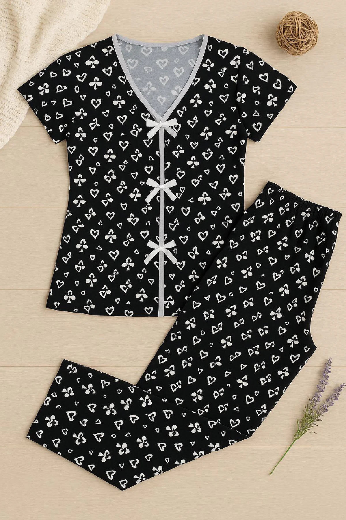 Kadın Siyah Beyaz Kalp Desenli Fiyonklu Kısa Kollu Pijama Takımı görsel 4