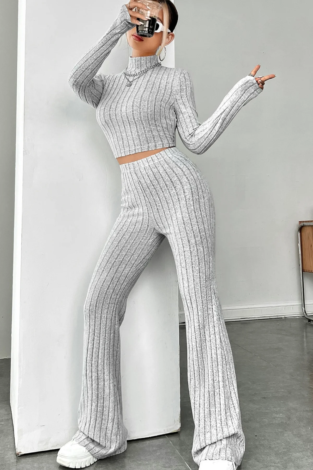 Kadın Gri Çizgili Boğazlı Crop Top ve Yüksek Bel Pantolon Takım görsel 3