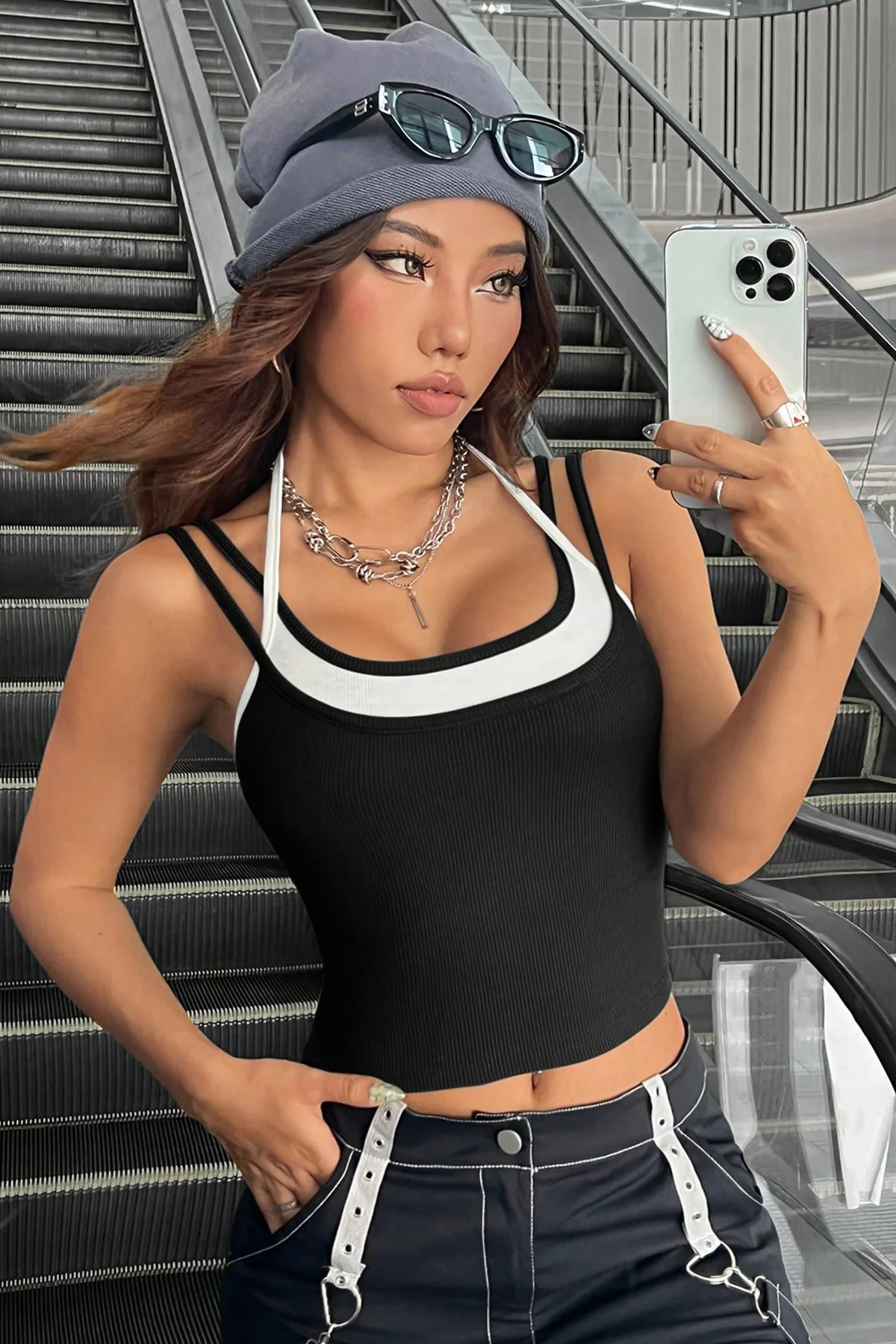 Kadın Beyaz Siyah Çift Renk Çapraz Askılı Crop Top Bluz görsel 5