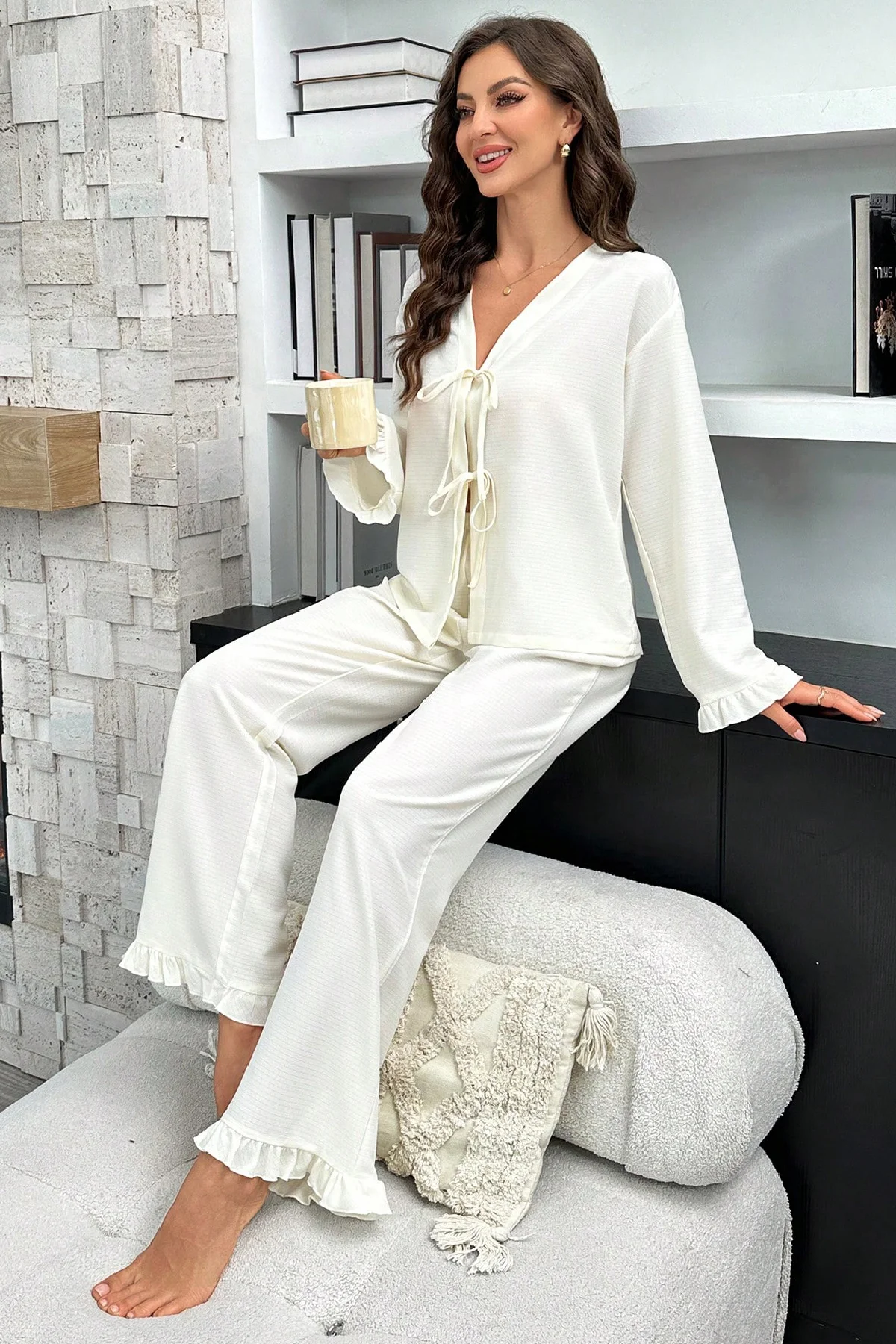 Kadın Beyaz Önden Bağlamalı Kolu ve Paçası Fırfır Detaylı Uzun Kollu Pijama Takımı görsel 3