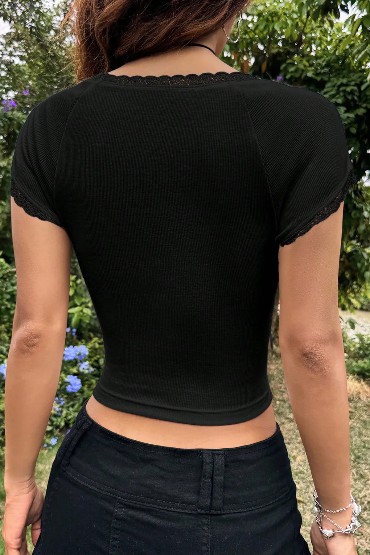 Kadın Siyah Göğsü ve Kolları Dantelli Fiyonklu Kısa Kol Crop Top Bluz görsel 2