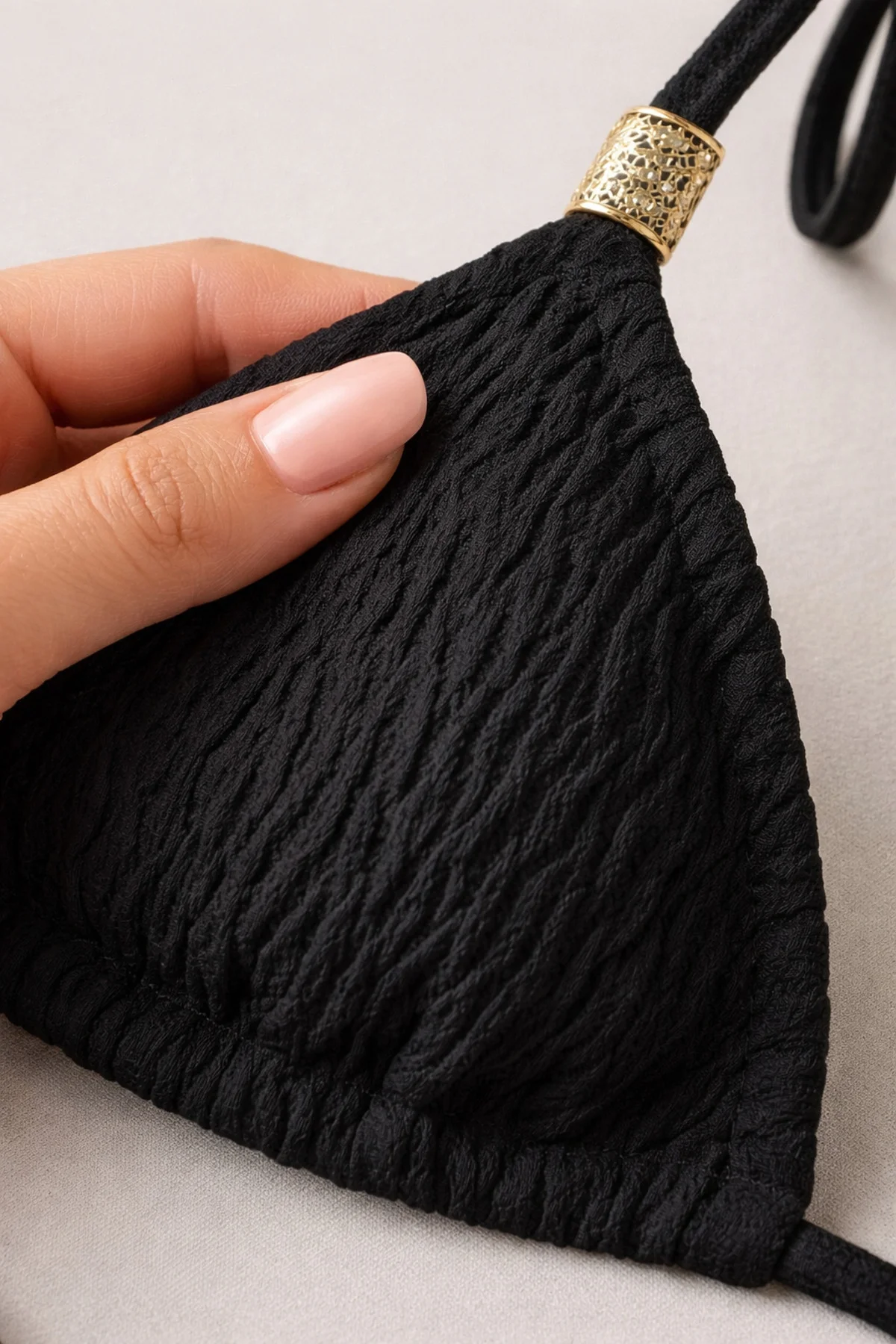 Kadın Siyah Pedli Üçgen Bikini Üstü Halter Bağlamalı Aksesuarlı görsel 3