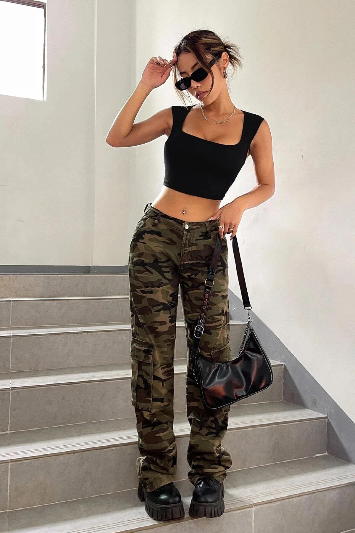 Kadın Siyah Kare Yaka Kalınlaşan Omuz Detaylı Crop Top Bluz görsel 4